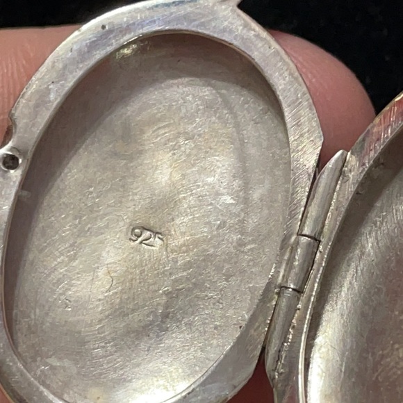 Vintage sterling silver locket on a sterling chain 16” - Picture 4 of 12